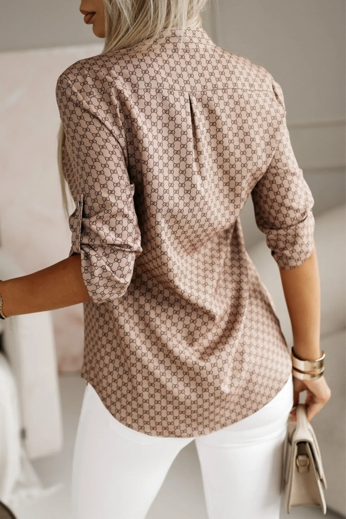 Camicia beige stampa G con scollo a V alla coreana e bottoni dorati