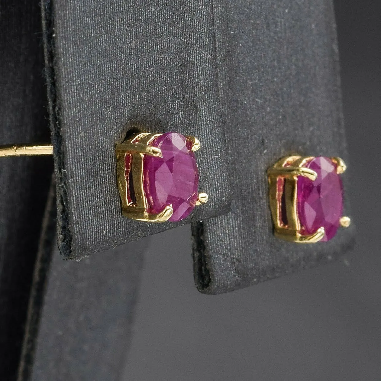 Estate 14K Yellow Gold Ruby Oval Stud Earrings 4.9 x 3.9 mm -New on Card