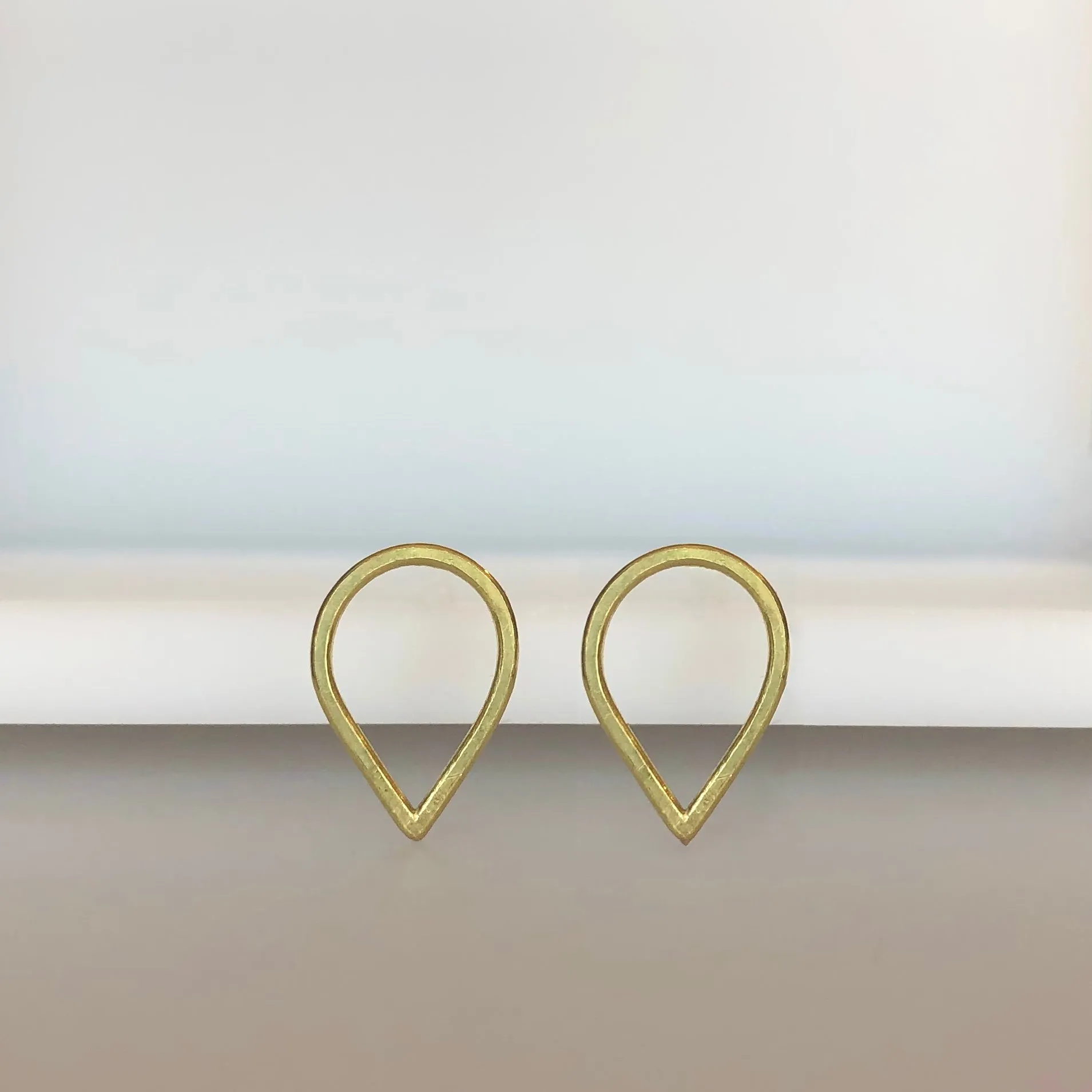 Small droplet earrings in 18k gold